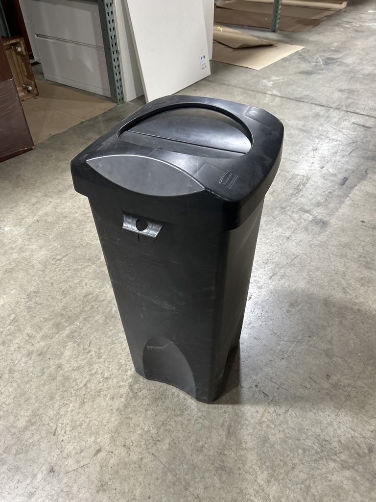 35 Gallon Black Rubbermaid Trash Can w/Lid