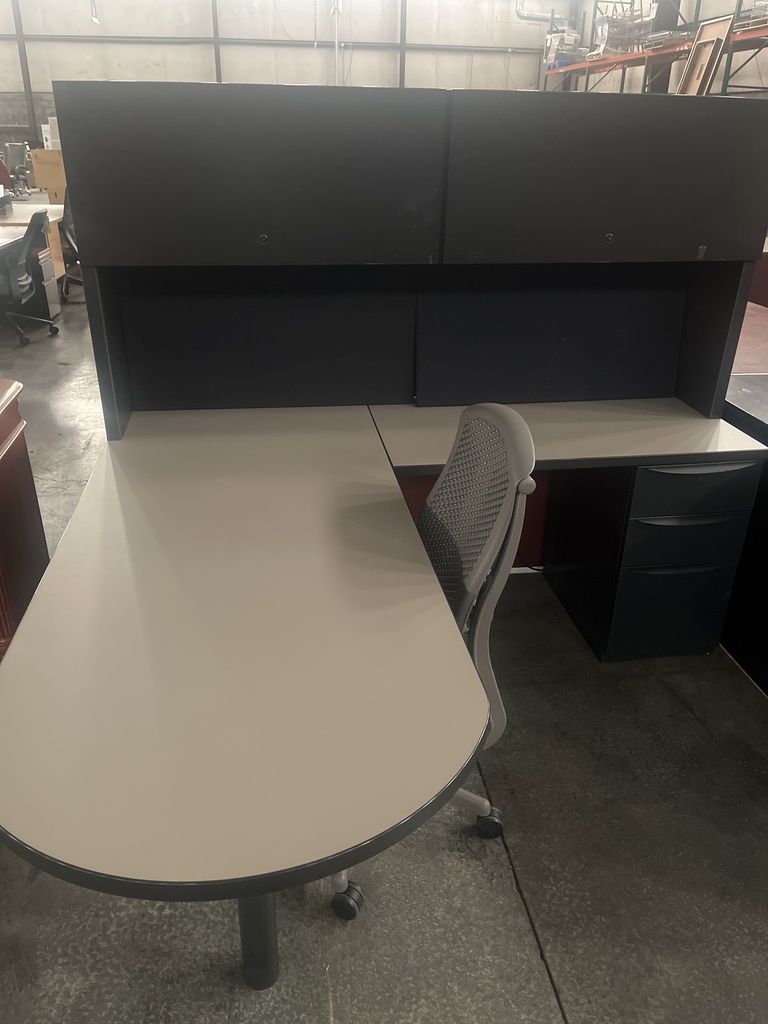 72x72 D-Top RH Haworth Desk w/ Hutch 