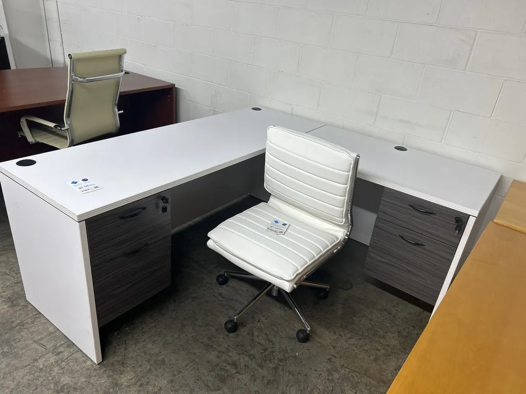 71x66 White RH L Shape Desk w/ Grey Peds