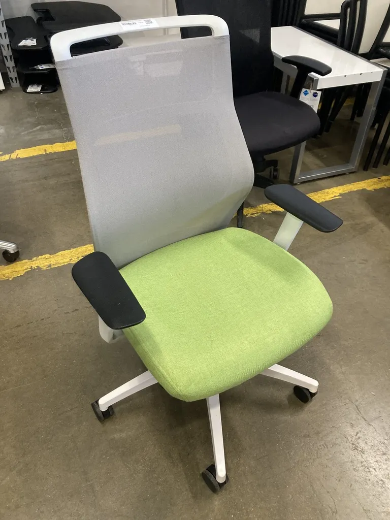 SOI Hexy HB Task chair, white frame, grey mesh, green fabric seat