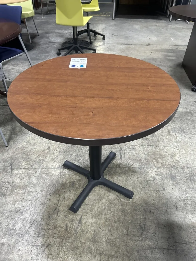 30" Mahogany Round Table