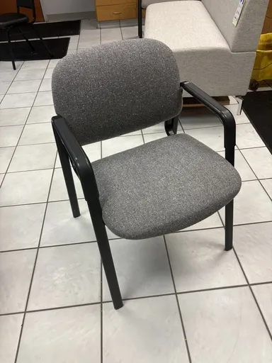 Hon 4000 Solutions Guest chair with arms, Grey fabric, black frame